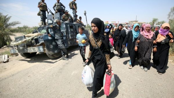 Civilans flee fighting in Fallujah (AFP/Ahmad al-Rubaye)