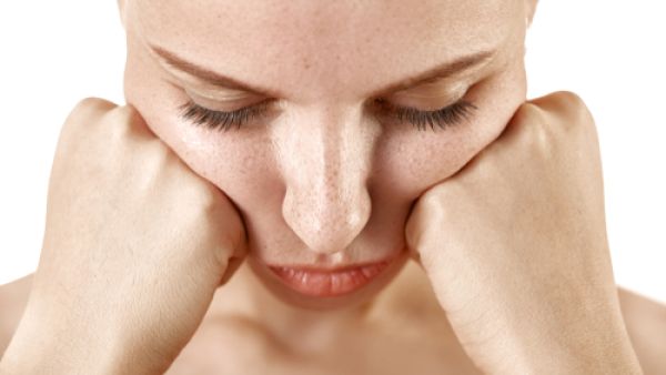 استخدام واقيات الشمس التي تناسب البشرة الحساسة لمنع زيادة الكلف

