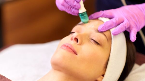 التقشير الكريستالي يعيد حيويّة البشرة وإشراقها التقشير الكريستالي يعيد حيويّة البشرة وإشراقها