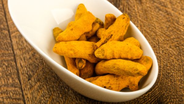 شرب الكركم مع الماء يطرد الرّياح وتخفيف الانتفاخات في البطن
