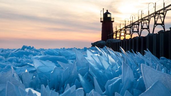 Lake Michigan covered in gorgeous shards of ice as Spring onset is on the road. (Twitter)