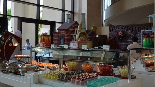 يسري العرض أيام الجمعة ما بين الساعة 1:00- 4:00 مساءً، وبسعر يبدأ من 380 درهم إماراتي للشخص الواحد.
