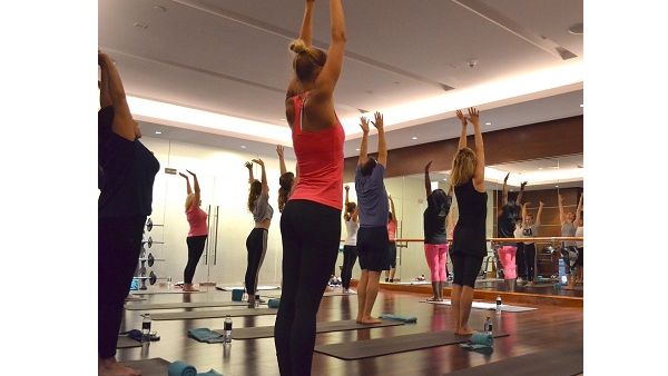 حظي نزلاء و مقيمي المنتجع و أعضاء النادي بتمرين رياضة اليوغا مجاناً
