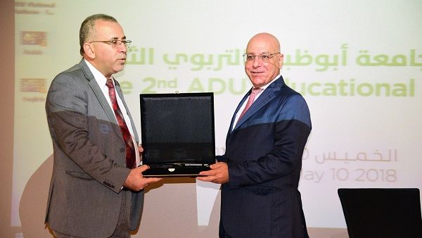 الدكتور محمد فتيحة، مدير حرم جامعة أبوظبي في العين ورئيس قسم التربية، والدكتور جورج نادر، مدير التنفيذي لمبادرة إن جي إي. الدكتور محمد فتيحة، مدير حرم جامعة أبوظبي في العين ورئيس قسم التربية، والدكتور جورج نادر، مدير التنفيذي لمبادرة إن جي إي.