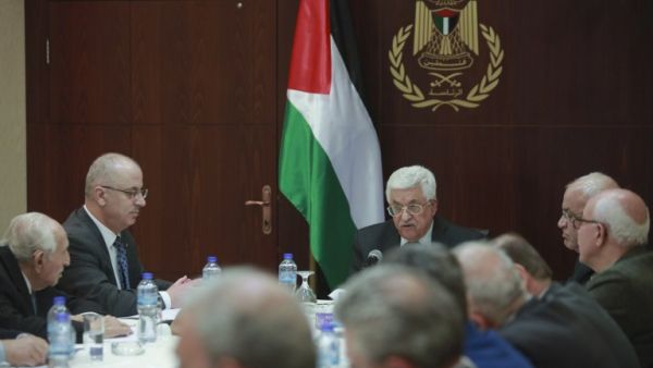 Palestinian President Mahmud Abbas heads a meeting with the Palestine Liberation Organisation’s (PLO) executive committee at his office in the West Bank city of Ramallah on March 1, 2016. (AFP/Fadi Arouri)