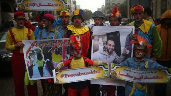 Palestinian circus artists hold portraits of their colleague, Mohammed Abu Sakha, as they demonstrate in Gaza City, Feb. 8, 2016. (AFP/File)