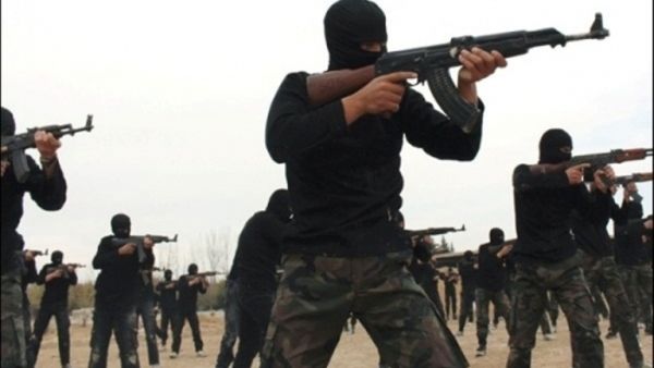 New Daesh recruits participate in a training exercise. (AFP/File) New Daesh recruits participate in a training exercise. (AFP/File)