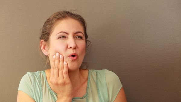 يستخدم كيس الشاي بعد نقعه في الماء من خلال تثبيته على منطقة عصب السن