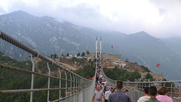 350-meter-long suspension footbridge over valley in Turkey’s southern Kahramanmaraş province draws visitors and selfie-takers (Twitter)