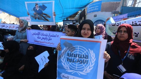 Palestinians in Gaza gathered in front of UNRWA offices to protest the potential lay-off of around 1000 Palestinians employees (Twitter)