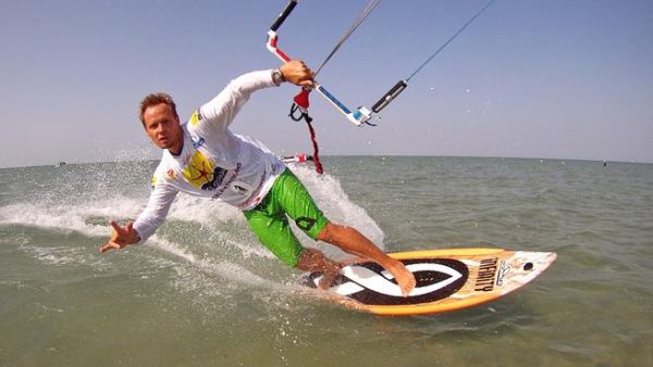 Mike leans into his Guinness Challenge for longest distance kitesurfing