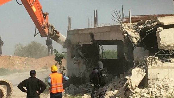 Israeli occupation bulldozers demolished two homes near Al-Khalil (Twitter)
