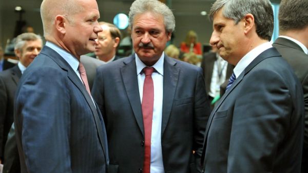 United Kingdom Secretary of State for Foreign and Commonwealth Affairs William Hague speaks with Luxembourg Foreign Affairs minister Jean Asselborn and Austrian Foreign minister Michael Spindelegger prior to a Foreign Affairs Council on May 27 (AFP/ George Gobet)