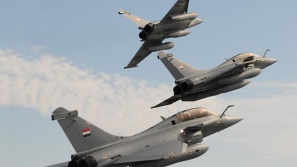 الجيش المصري ينفذ ضربات جوية قرب منطقة هجوم مسجد سيناء