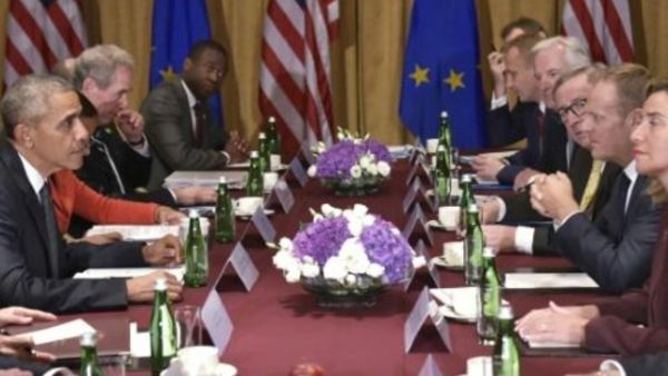 اوباما خلال لقائه بمسؤولي الاتحاد الاوروبي في وارسو
