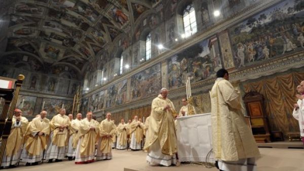 البابا الجديد فرانسيس الأول (وسط الصورة)/أ.ف.ب