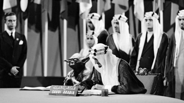 صورة في كتاب مدرسي للملك الراحل فيصل بن عبد العزيز وإلى جواره يودا الشخصية الشهيرة في سلسلة أفلام حرب النجوم