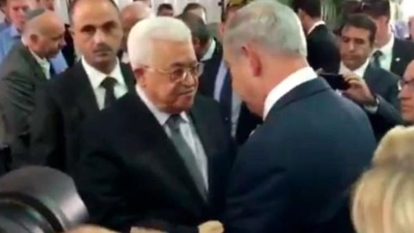 مصافحة نتانياهو وعباس