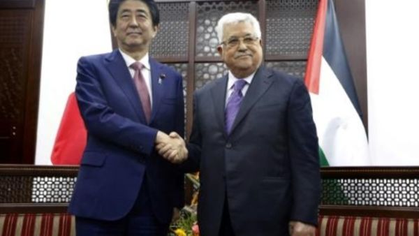 رئيس الوزراء الياباني شينزو آبي يلتقي الرئيس الفلسطيني محمود عباس في مدينة رام الله بالضفة الغربية
