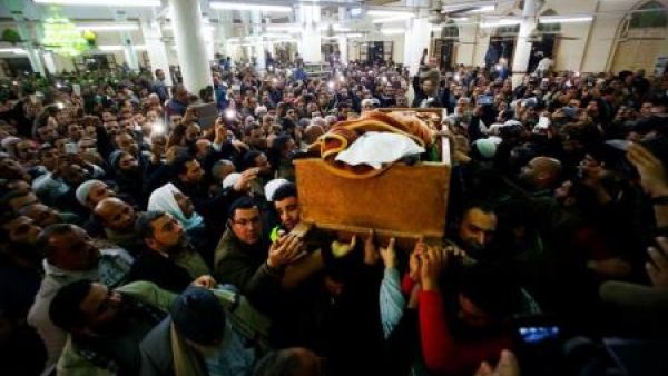 أقارب وطلاب وأصدقاء للشيخ عمر عبد الرحمن يشيعون جثمانه في مسجد بمدينة الجمالية التابعة لمدينة المنصورة في مصر يوم الأربعاء
