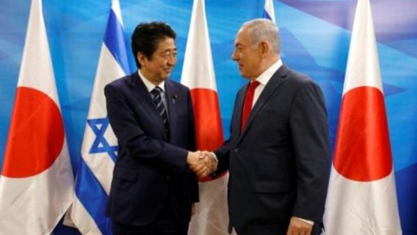 رئيس الوزراء الياباني شينزو آبي (يسار) ونظيره الاسرائيلي بنيامين نتانياهو في القدس