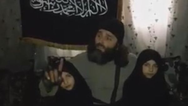 لقطة من الفيديو لابو نمر السوري وطفلتيه