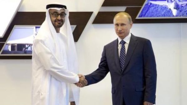 الشيخ محمد بن زايد آل نهيان ولي عهد أبوظبي (إلى اليمين) مع الرئيس الروسي فلاديمير بوتين
