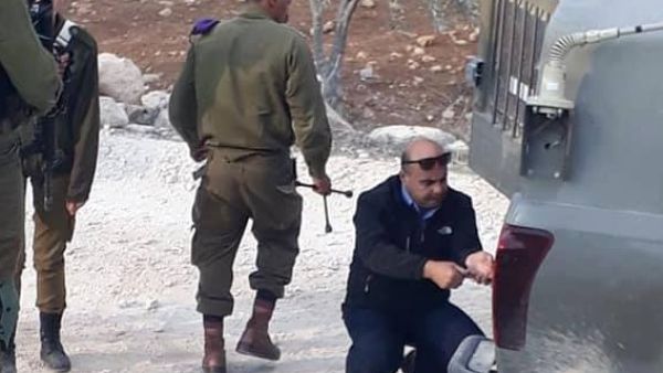 العقيد احمد ابو الرب اثناء اصلاحه لاطار مركبة دورية الجيش الاسرائيلي