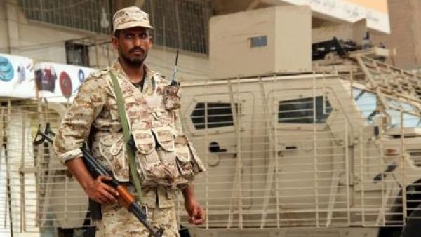 أحد جنود الجيش اليمني يقف بجوار مدرعة في عدن

