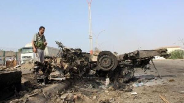 حطام سيارة بموقع تفجير انتحاري في عدن باليمن
