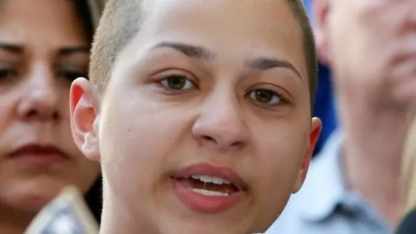 الطالبة ايما غونزاليس خلال توجيهها رسالتها
