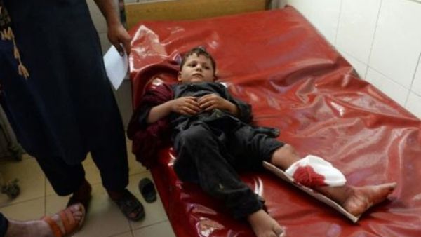 طفل أفغاني يعالج في المستشفى بعد التفجيرات في جلال اباد

