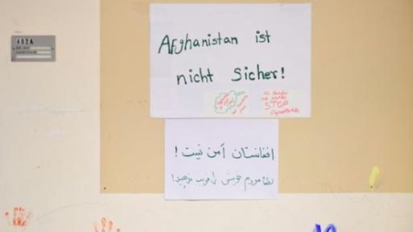 ورقة كتب عليها "افغانستان ليست امنة" على لوح صف لتوجيه اللاجئين الافغان في برلين

