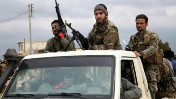 مسلحون من المعارضة السورية المدعومة من تركيا في مطقة قريبة من مدينة عفرين في شمال سوريا
