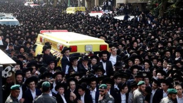 مئات الآلاف في إسرائيل يشيعون حاخاما متشددا توفي عن 104 أعوام