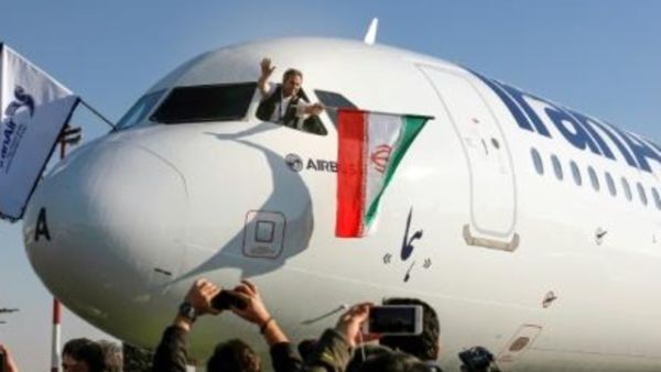 اول طائرة ايرباص من ضمن طلبية من مئة طائرة تصل الى مطار مهر اباد في طهران

