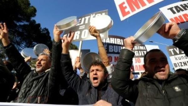 آلاف المتظاهرين في البانيا للمطالبة باستقالة الحكومة

