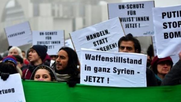 يتظاهرون في برلين للمطالبة بوقف اطلاق النار في سوريا
