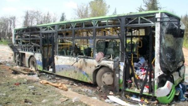 احدى الحافلات لاجلاء السكان التي تعرضت للتفجير غرب حلب

