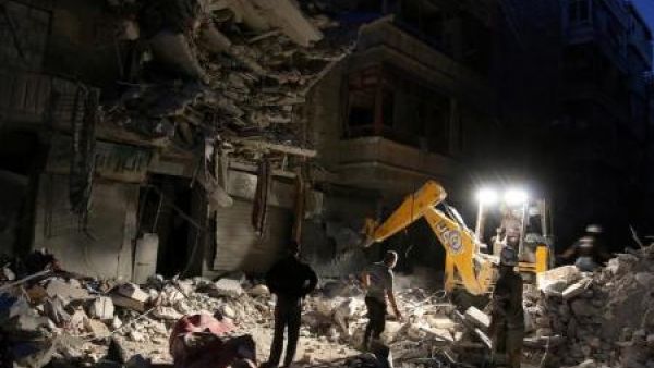 أفراد من الدفاع المدني يبحثون عن ناجين في موقع تعرض لقصف جوي في منطقة خاضعة لسيطرة المعارضة في حلب
