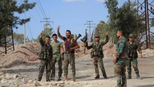 جنود للجيش السوري بمجمع عسكري سيطروا عليه في حلب

