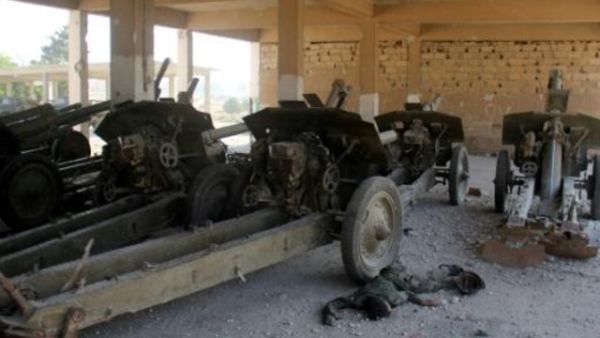 جثة جندي داخل مدرسة المدفعية في جنوب حلب
