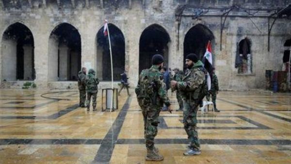 قوات الحكومة السورية داخل مسجد خاضع في منطقة خاضعة لسيطرة الجيش السوري في حلب
