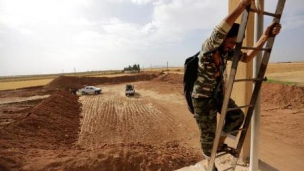 مقاتل من المعارضة السورية يصعد سلما في قرية بريف شمال حلب
