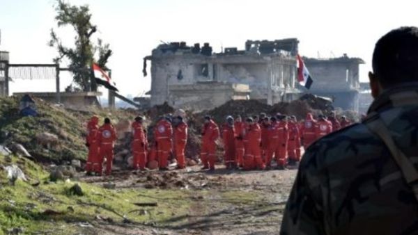 القوات الحكومية وعمال الهلال الاحمر السوري ينتظرون في الراموسة اجلاء المحاصرين من شرق حلب

