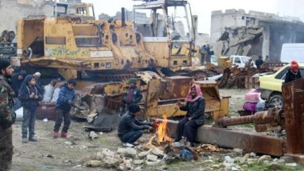 أناس ينتظرون إجلاءهم من القطاع الخاضع لسيطرة مقاتلي المعارضة في شرق مدينة حلب
