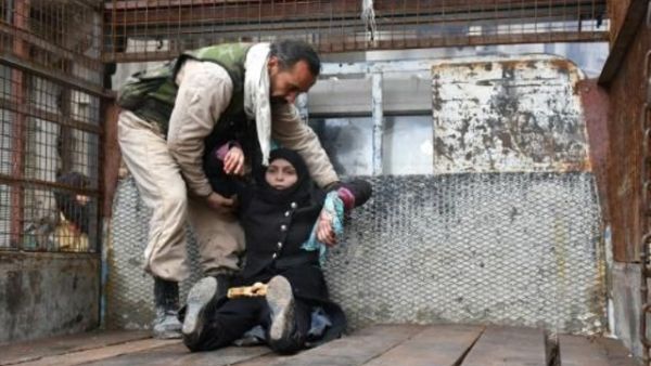 اجلاء جريحة سورية من حي السكري في حلب

