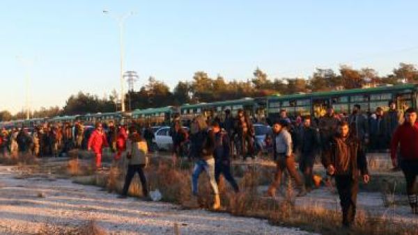 اناس تم إجلاؤهم من مناطق شرق حلب التي تسيطر عليها المعارضة ينزلون من حافلات عند وصولهم لحي الراشدين في سوريا يوم الخميس
