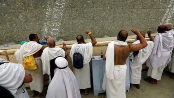 حجاج بيت الله الحرام أثناء رمي الجمرات خلال تأدية مناسك الحج 
