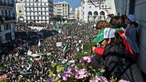 الجزائريون يصرون على مواصلة التظاهر لإسقاط "النظام"